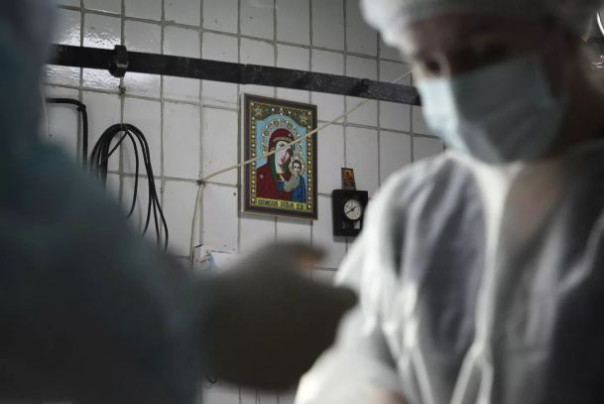 "Оторвало руку — не остановился". На что пошел известный хирург ради бойцов