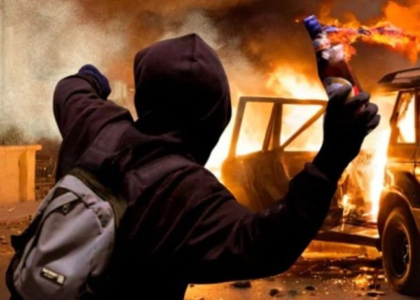 Комбат «Азова» разрешил своим боевикам расстреливать на месте поджигателей военных авто в тылу... а машины продолжают полыхать