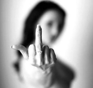 Во Львове чиновница отказалась встать во время исполнения гимна Украины