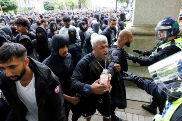 Британия в огне уличных столкновений: свою страну они уже потеряли