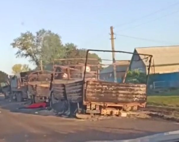 18+ Страшные кадры из Курской области: укрофашисты накрыли нашу колонну ракетами HIMARS