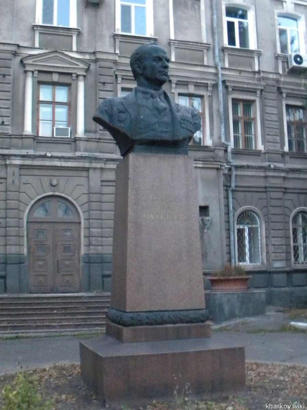 Заставь дурака Богу молиться - он и лоб расшибет.