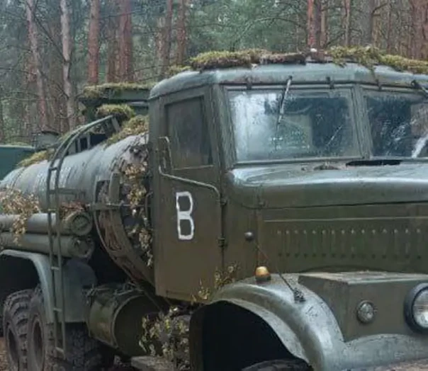 ЧВК «Вагнер»? Техника армии Белоруссии движется к границе с Украиной под знаком «В»