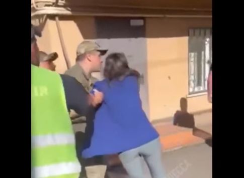 В Одессе военком избил женщину, которая не хотела отпускать на войну родственника