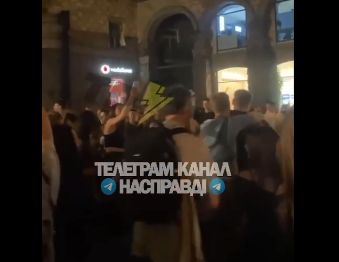 В центре Киева молодежь устроила пляски под матерную русофобскую песню (видео дна)