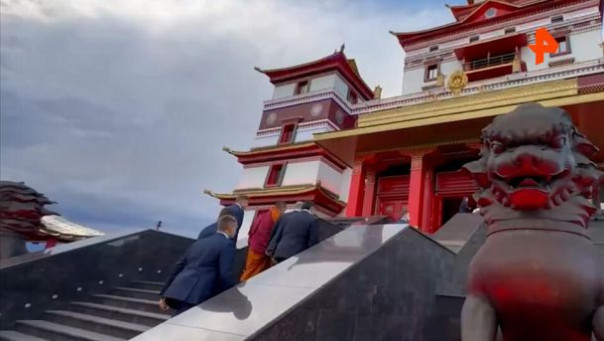 Путин посетил крупнейший по площади буддийский монастырь в России