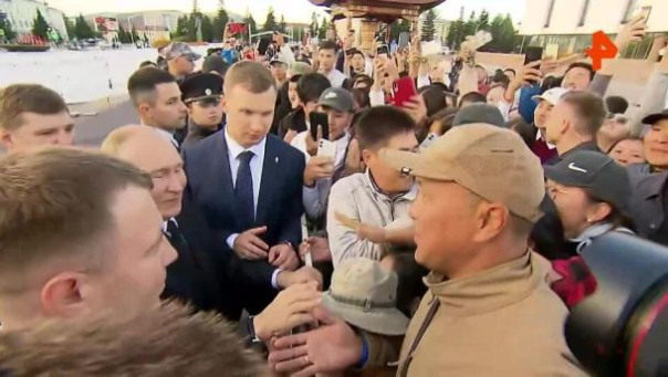 Путин пообщался с жителями Кызыла, собравшимися в центре города