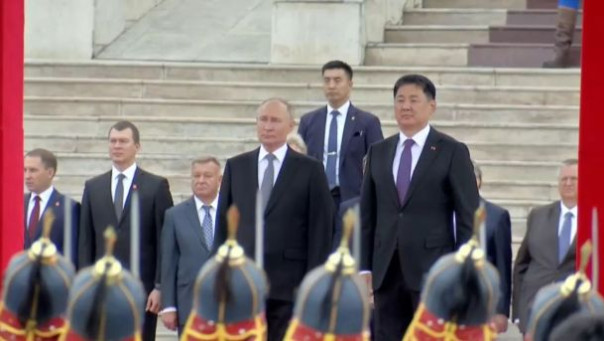 Путина перед дворцом в Улан-Баторе встретили почетный караул, отряд всадников и духовой оркестр