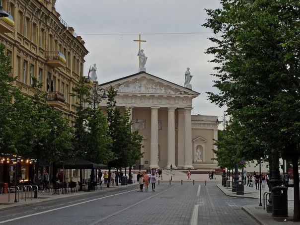 Телеведущий призвал расстреливать родителей за русские песни
