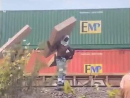 Воры целый час под камерами средь бела дня грабили товарный поезд в Чикаго