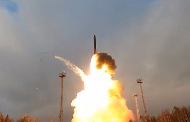 Пуск межконтинентальной баллистической ракеты «Ярс» с космодрома Плесецк и из акватории Баренцева моря.