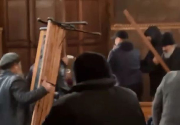 Сотня вооружённых мужчин в военной форме пытались захватить храм на Украине. Прихожане дали им отпор