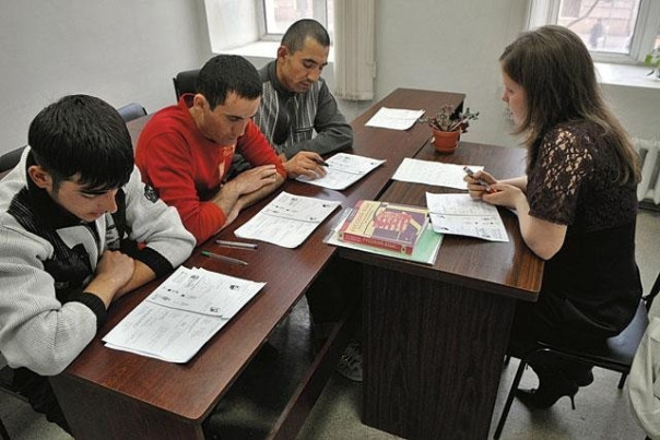 В РФ могут запретить посредничество при оценке знаний русского языка у мигрантов