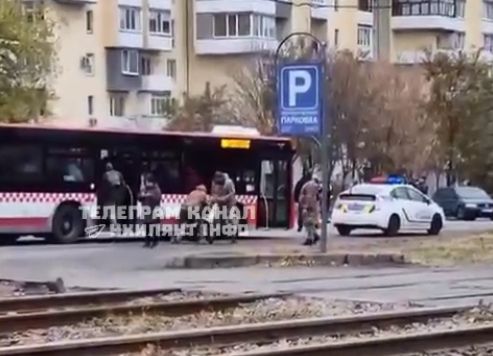 В Днепре обозленные женщины набросились на ТЦКшников, пытавшихся задержать уклонистов, в Харькове отлавливают в общественном транспорте