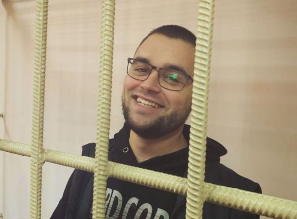 Российский блогер Тринадцатый подписал контракт с Минобороны и освобождён из-под стражи.