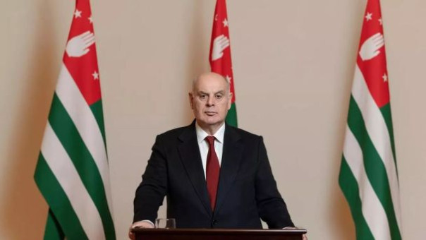 Бжания пообещал уйти в отставку, когда освободят здание парламента