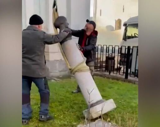 В Риге снесли памятник вдохновившей Пушкина Анне Керн