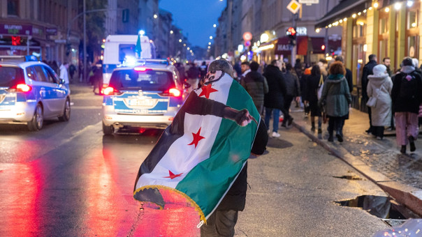 Несколько стран Европы перестали принимать беженцев из Сирии. В Австрии планируют пересмотреть уже одобренные заявки от сирийцев