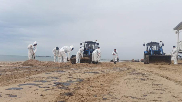 В Краснодарский край прибыла установка откачки нефтепродуктов из затонувших танкеров