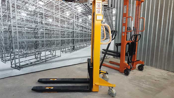Ручной гидравлический штабелер на малом складе: как повысить эффективность работы без крупных инвестиций