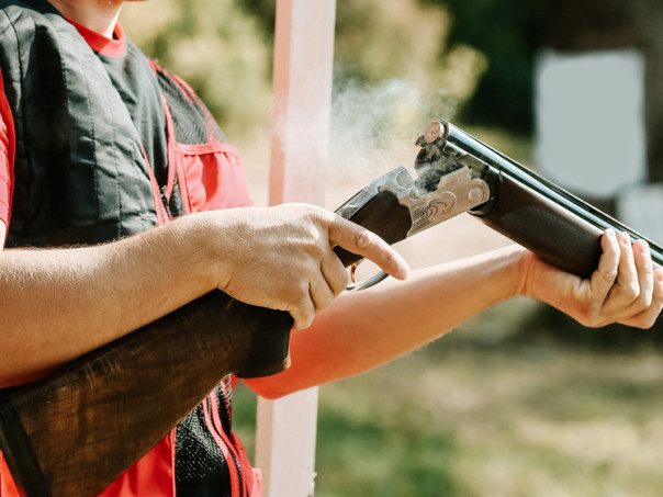 Пьяный глава российского поселка расстрелял дом бойфренда своей 12-летней дочери