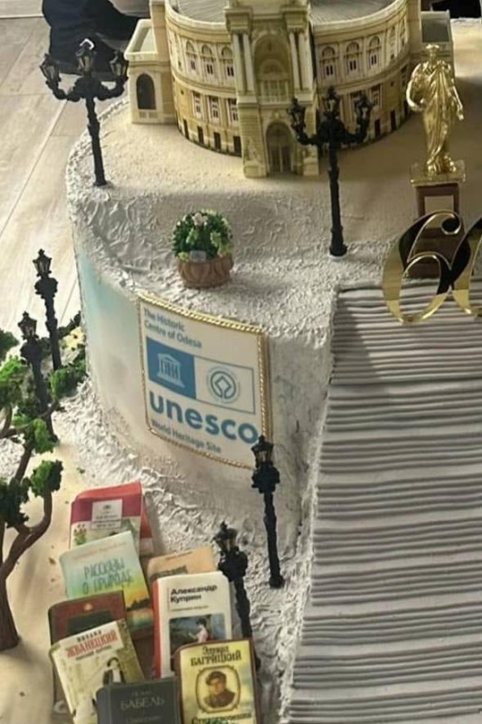 «Нет украинской символики, но есть российские книги». Нацист Ганул инициировал травлю мэра Одессы Труханову из-за торта