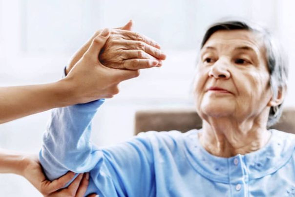 Что нужно учитывать при выборе сиделки для пожилого человека?