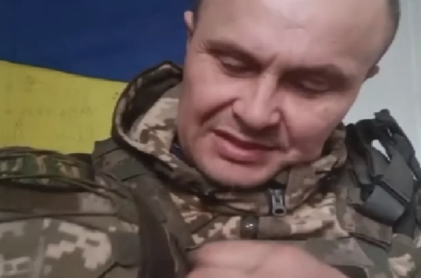 Тарасы снимают американские шевроны в знак протеста