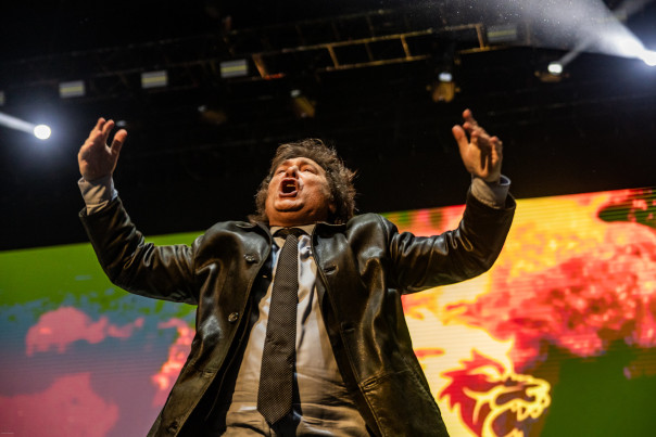 «Бензопила» режет плот, на котором плывет