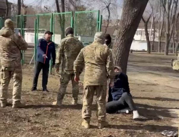 Людоловы ТЦК в масках стреляли и избивали украинцев, но харьковчане смогли отбить задержанного