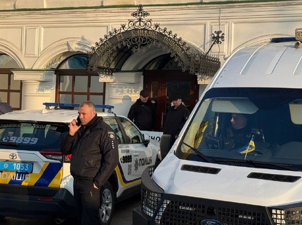 Захват Киево-Печерской лавры продолжается — «комиссия» ворвалась в Дальние пещеры и хочет провести «инвентаризацию мощей»