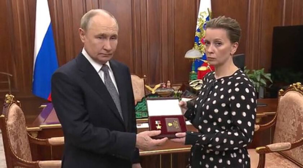 Путин вручил вдове Героя России Чебнева медаль "Золотая Звезда"