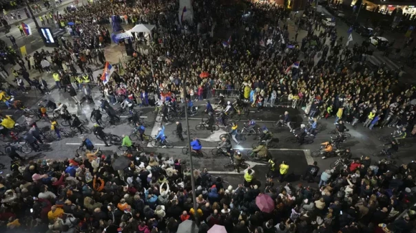 В Белграде студенты устроили беспорядки перед массовым протестом