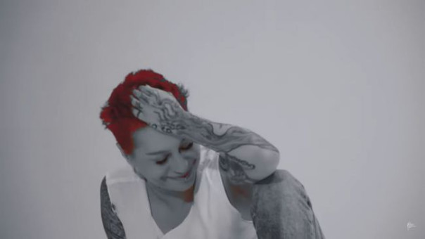 Горящий трезубец и Бандера: выдворенная из РФ певица заигрывает с украинцами в США