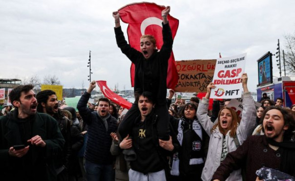 В турецкой Анталье начались массовые аресты, туристам рекомендуют оставаться в отелях
