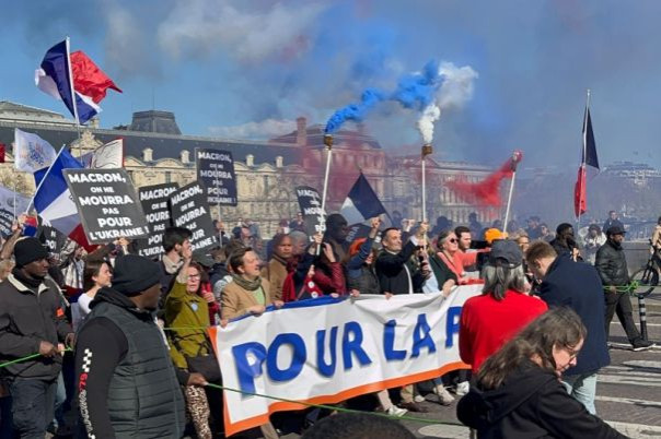 «Мы не будем умирать за Украину». В Париже состоялась акция протеста против поставок оружия Киеву