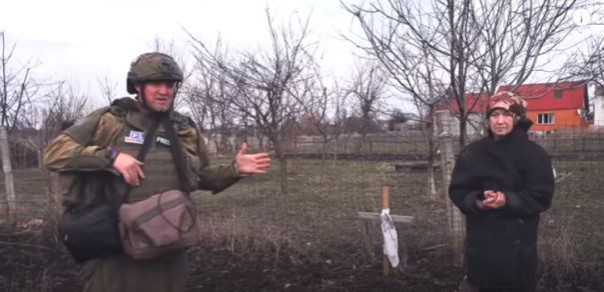 Курская линия фронта: семья хоронит бабушку в саду, пока украинские солдаты грабят все дома в Судже