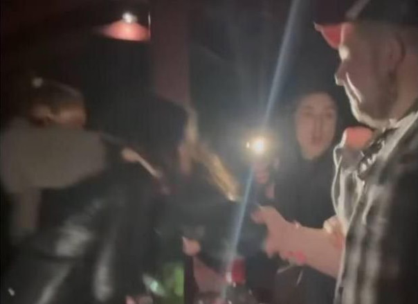 ТЦКшник избил в Киеве женщин из-за того что они слушали песню на русском языке.