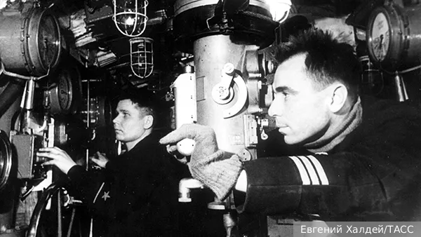 Как советская подводная лодка спасалась под парусом