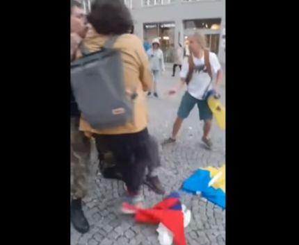 В Чехии провокатор с украинским флагом нарвался на взбучку от местных жителей (видео надругательства)