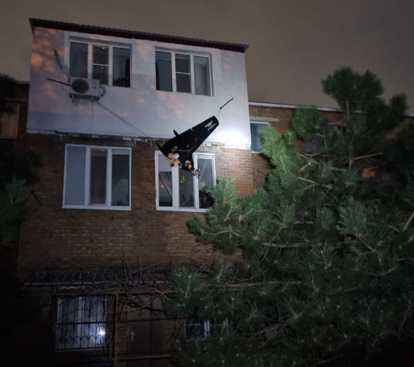 Неожиданная антидроновая защита сработала в Ростове-на-Дону: Украинский дрон застрял на бельевых веревках напротив окон жилого дома