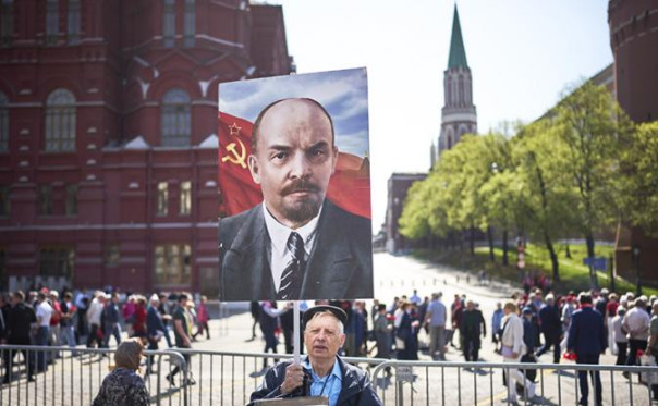 Отец революции Ленин жил, жив и будет жить в России и везде