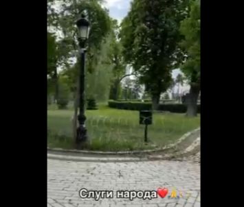 Украинских депутатов в Раде защитили забором из колючей проволоки (видео дна)