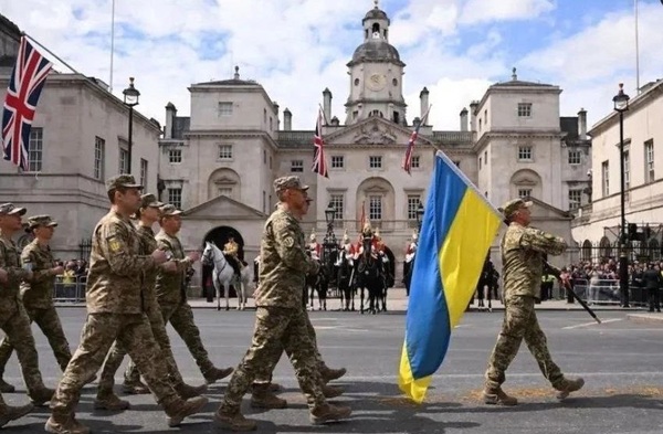 «Десять униженных». Ирландский журналист высмеял участие ВСУ в параде в Лондоне (видео)