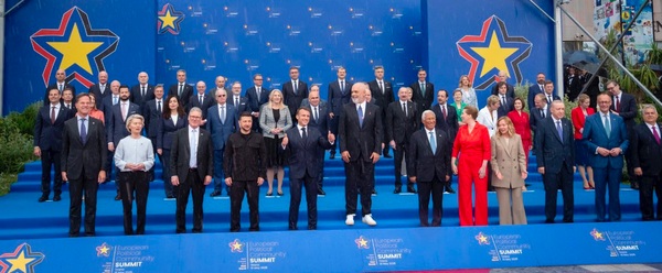 «Угадайте, кто единственный идиот?» Макрона высмеяли из-за фото на европейском саммите