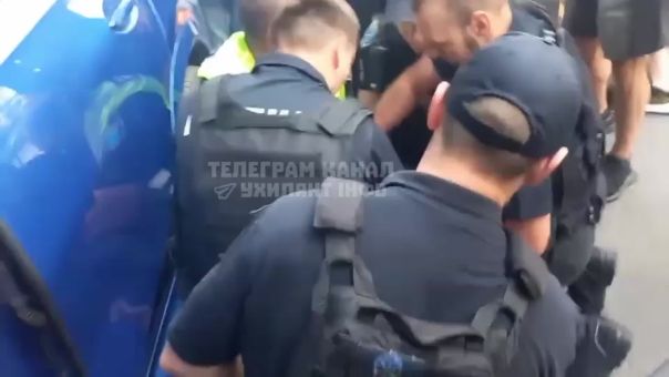 Снова массовый конфликт: украинцы всё чаще восстают против полицаев и ТЦК из-за насильственной могилизации