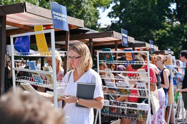 На Украине уничтожат тираж книги из-за постов автора на русском языке