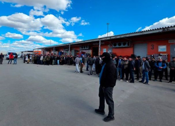 В новосибирском Хилке прошел самый масштабный рейд по мигрантам — проверили 260 человек