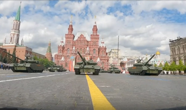 «А если все эти солдаты пойдут в атаку?»: парад Победы в Москве вызвал панику у западных зрителей