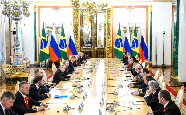 80 лет вместе: почему бразильская змея курит трубку?